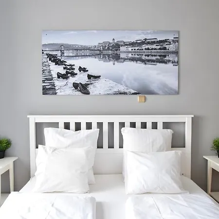 Standerd By Hi5 - Lovag Family Budapest