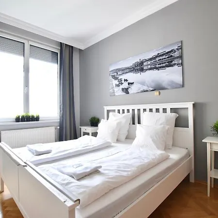 Standerd By Hi5 - Lovag Family Budapest