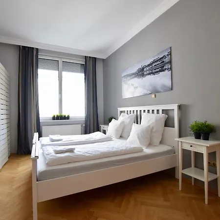 Standerd By Hi5 - Lovag Family Budapest