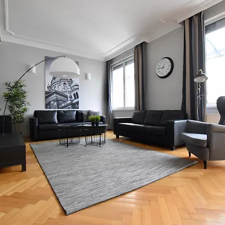 Standerd By Hi5 - Lovag Family Budapest