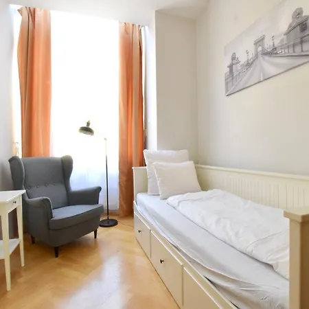 Standerd By Hi5 - Lovag Family Budapešť