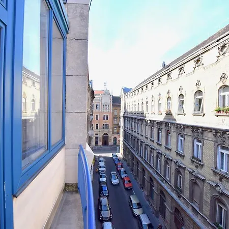 Standerd By Hi5 - Lovag Family Budapest