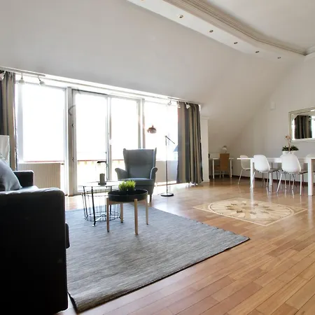 Standerd By Hi5 - Lovag Family Budapest