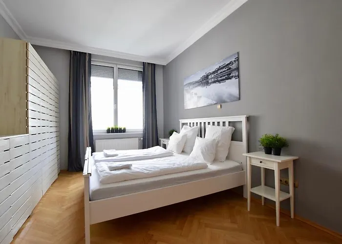 Standerd By Hi5 - Lovag Family Budapest