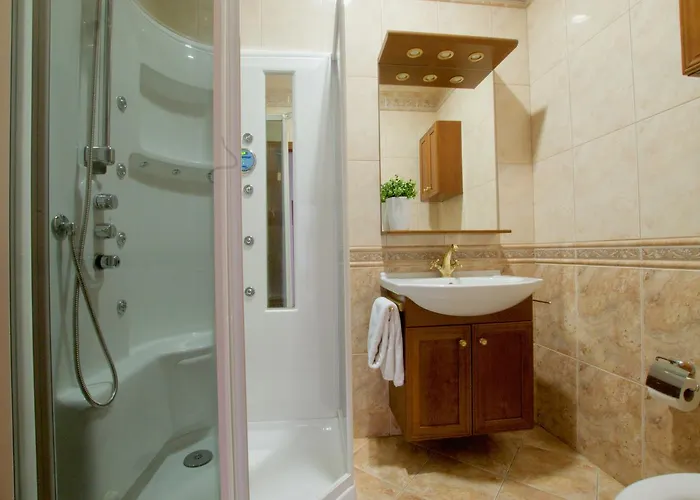 Standerd By Hi5 - Lovag Family Budapest