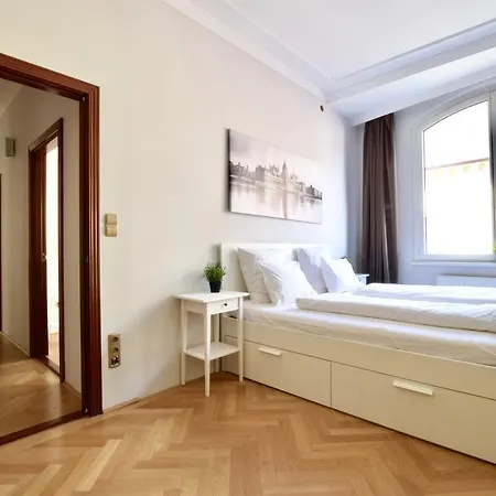Standerd By Hi5 - Lovag Family Lejlighed Budapest